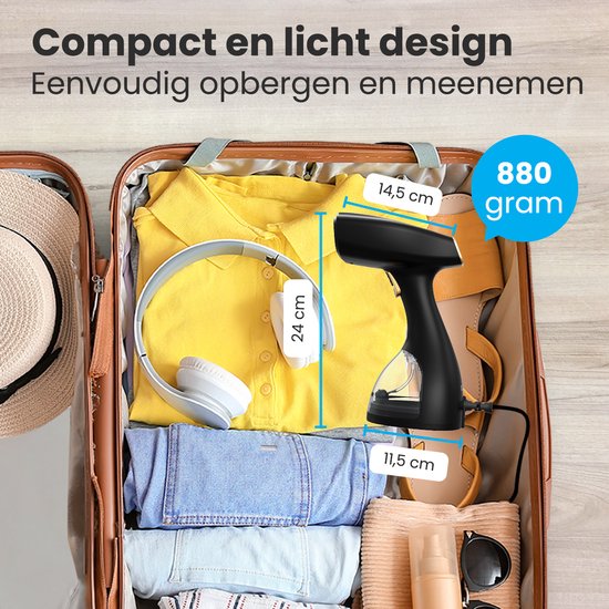 Zwarte kledingstomer van 24cm hoog, 14,5cm breed en 11,5cm diep, in een open koffer met kleding. Gewicht 880 gram.