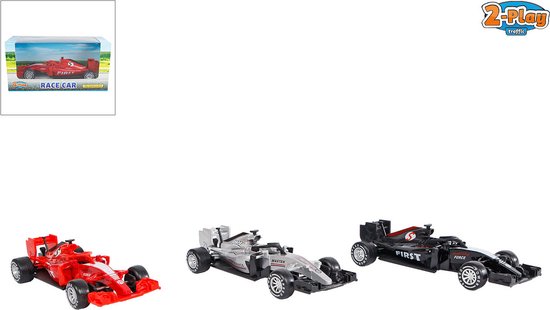 Drie speelgoedraceauto's: rood, zilver en zwart, op witte achtergrond. Kleine verpakking met rode auto rechtsboven.