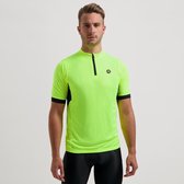 Man met fluoriserend geel fietsshirt met korte mouwen, zwarte mouwranden en R-logo. Ritssluiting tot de borst.