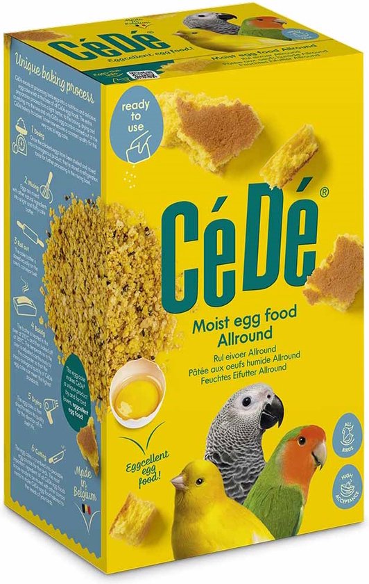 Gele verpakking met de tekst "CéDé Moist egg food Allround". Drie vogels, een grijze papegaai, een gele en een groene, worden afgebeeld.