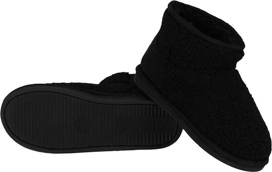 Paar zwarte teddy enkellaars pantoffels, zijaanzicht en onderkant met Apollo logo.