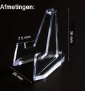 Transparante acryl displaystandaard voor munten met afmetingen: 36 mm hoog, 26 mm breed en 7.5 mm diep.