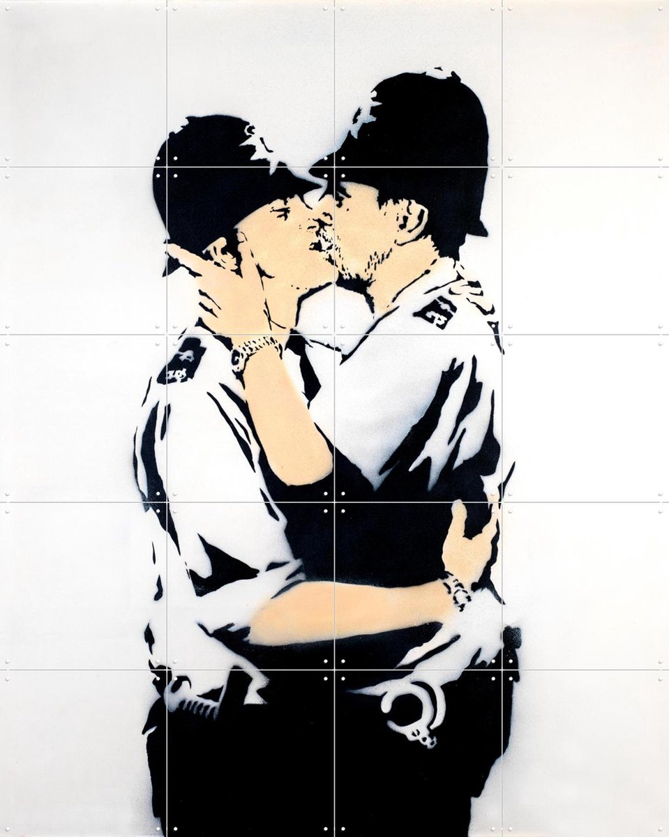 IXXI Kissing Cops, Banksy - 80 x 100 cm - Gratis ophangtool - Grote wanddecoratie en posters - Pop art, Speels, Illustraties, Street art, Mancave