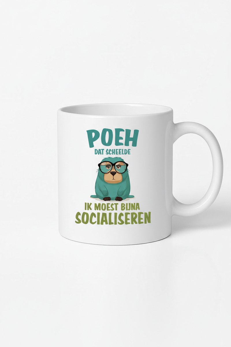Poeh Dat Scheelde Socialiseren Mok 330ml – Witte Keramische Koffiemok met Grappige Nederlandse Introvert Quote – Schattig Kat Design Cadeau