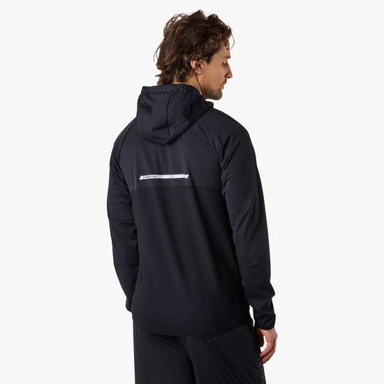 Achterkant man in zwarte hardloopjas met capuchon, met "SWEDEMOUNT" logo op de rug.