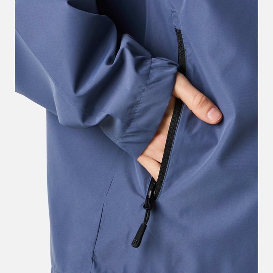 Close-up van een hand die een rits van een steekzak op een blauw X-Trail jack sluit.