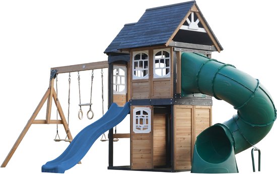 Houten speelhuis met schommels, blauwe glijbaan en groene buisglijbaan op witte achtergrond.