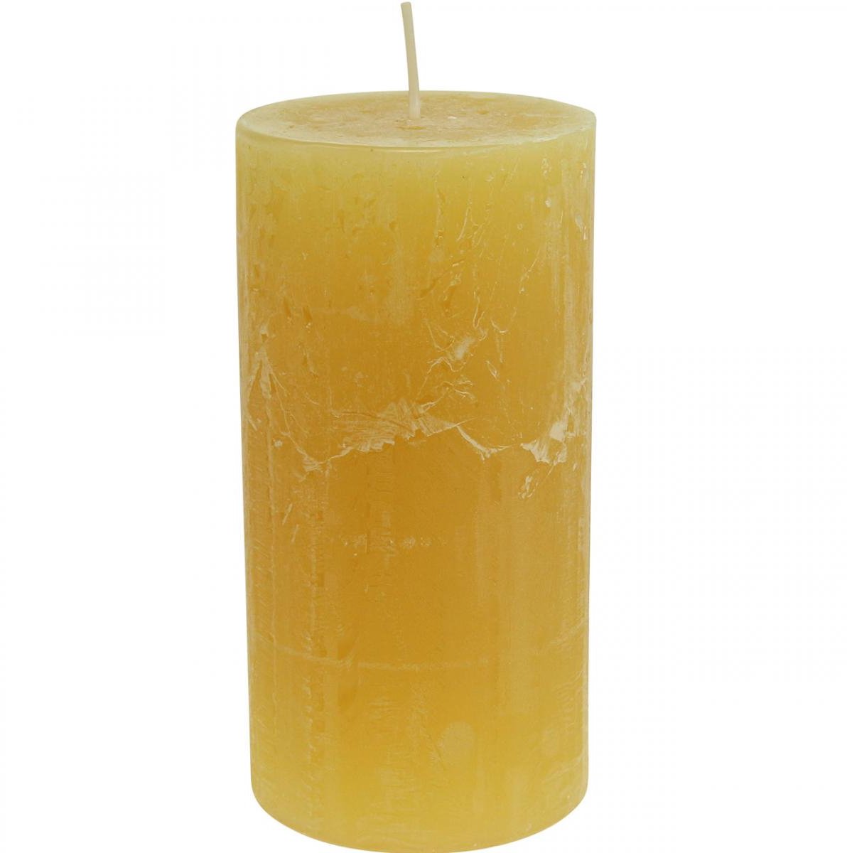 Rustieke pilaarkaarsen, door en door geel geverfd, voor adventskransen
