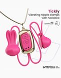Roze, app-gestuurde, vibrerende tepelklemmen met ketting