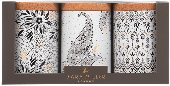Trois boîtes rondes à motifs pointillés noirs, blancs et dorés, emballées dans une boîte avec le logo Sara Miller London.