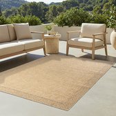 Buitenterras met beige flatweave vloerkleed, houten lounge set, en een bijzettafel met planten.