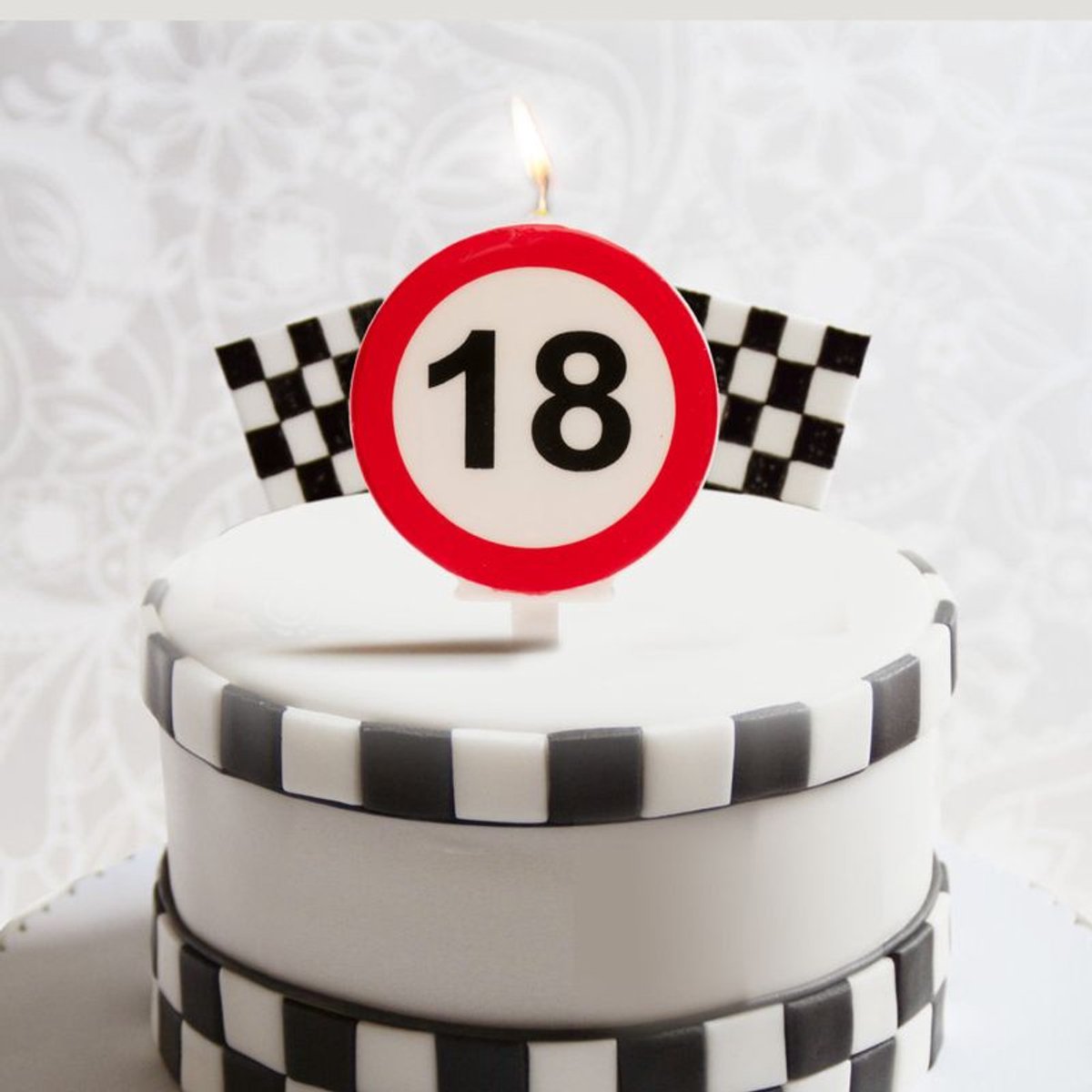 Verkeersbord met nummerkaars 18