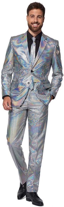 Man in volledig zilveren disco glitter pak met ruitenpatroon, staand, bekeken van voren.