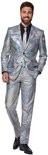 Man in volledig zilveren disco glitter pak met ruitenpatroon, staand, bekeken van voren.