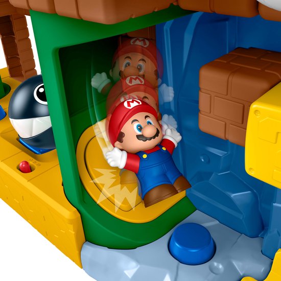 Detail van Fisher-Price Little People Mario's Adventure Playset, met Mario die door een groene pijp glijdt.