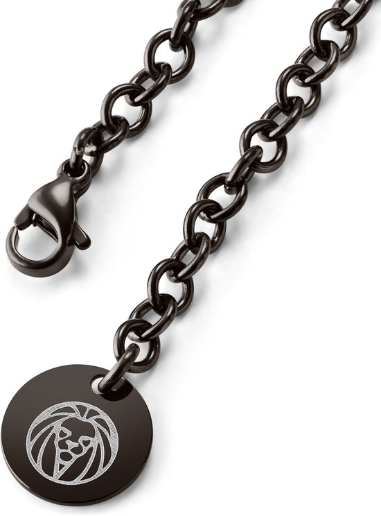 Zwarte schakelketting met een ronde hanger met een leeuwenkop erop.