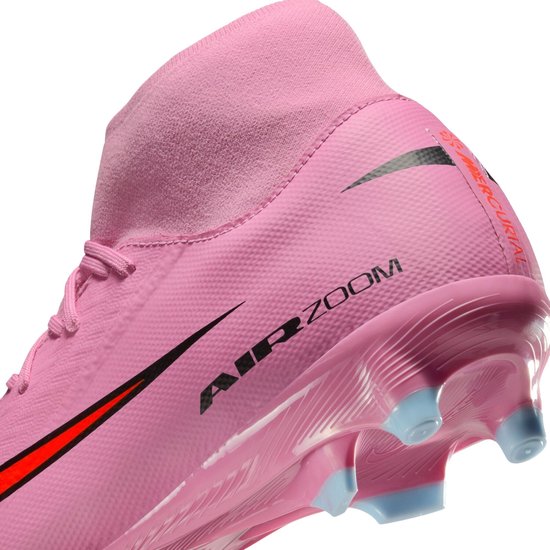 Roze voetbalschoen met 'AIR ZOOM' en Nike swoosh.