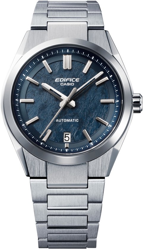 Zilverkleurig Edifice horloge met blauwe wijzerplaat en zilverkleurige indices. Datumvenster op positie 3.