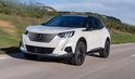 Witte Peugeot 2008 SUV met zwart dak op een landweg.