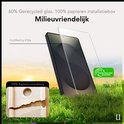 Screenprotector van 60% gerecycled glas, met papieren installatiebox en GRS certificering, staand in gras.