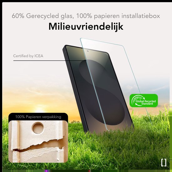 Screenprotector van 60% gerecycled glas, met papieren installatiebox en GRS certificering, staand in gras.