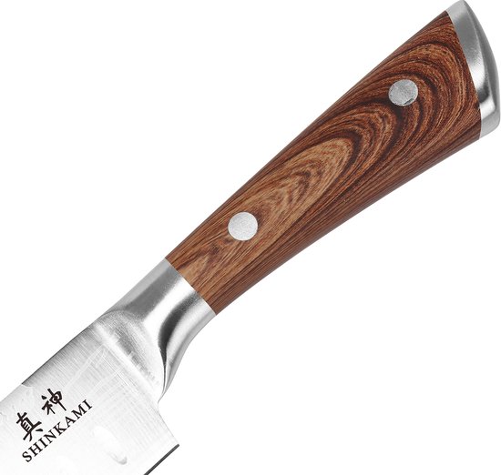 Détail d'un manche de couteau avec un grain de bois et des rivets argentés, avec un traversin en métal.