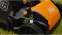 Close-up van het wiel en de oranje behuizing met het BLACK+DECKER logo op de verticuteerder.