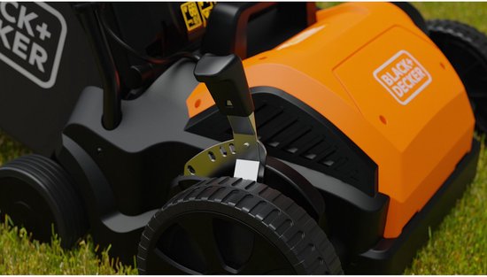 Close-up van het wiel en de oranje behuizing met het BLACK+DECKER logo op de verticuteerder.