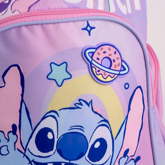 Gedetailleerde print van Stitch met een donut-planeet op een paarse en roze rugzak.