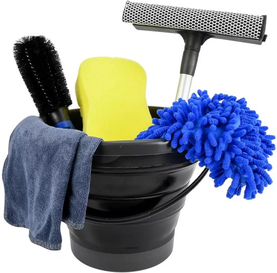 Een zwarte inklapbare emmer gevuld met een blauwe borstel, een gele spons, een blauwe washandschoen, een grijze microvezeldoek en een rakel.