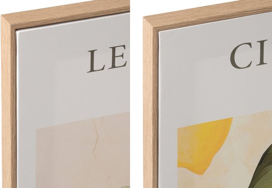 Détail de toile avec cadre en bois, avec le texte 'LE' et fond pastel.