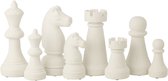 Een set van zeven witte polyresin schaakstukken: koning, koningin, paard, twee torens en twee pionnen, op een rij.