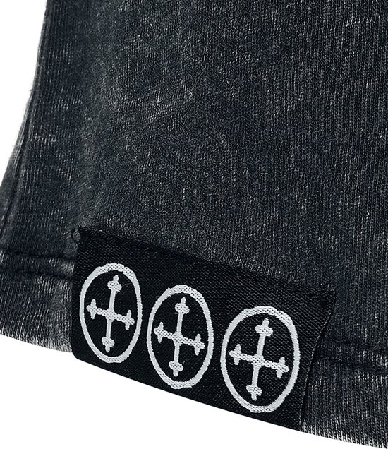Detail van een zwart shirt met drie witte cirkels met kruis-logo.