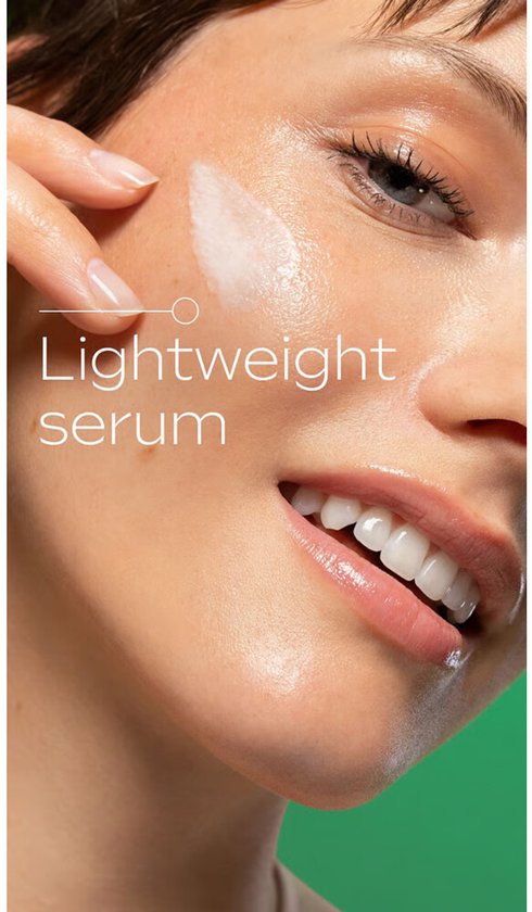 Glimmende huid met Weleda serum. Een druppel serum op de wang, met de tekst "Lightweight serum".