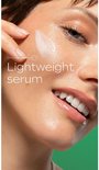 Glimmende huid met Weleda serum. Een druppel serum op de wang, met de tekst "Lightweight serum".