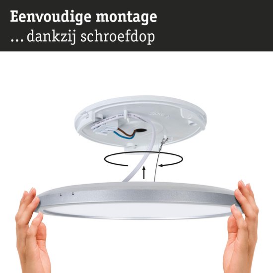 Montage van een ronde plafondlamp met metalen rand. De lamp wordt vastgehouden door twee handen.
