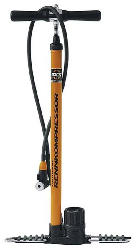 Oranje fietspomp met zwarte handgreep, drukmeter en voetsteun. Tekst: "ORIGINAL RENNKOMPRESSOR".