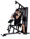 Man doet lat pulldown aan zwart krachtstation met groene accenten.