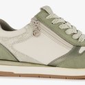 Detail van een groene en witte Tamaris sneaker met veter en ritssluiting met Tamaris logo.