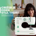 Vrouw met zwarte krullen naait aan witte Rynix naaimachine met groene details.