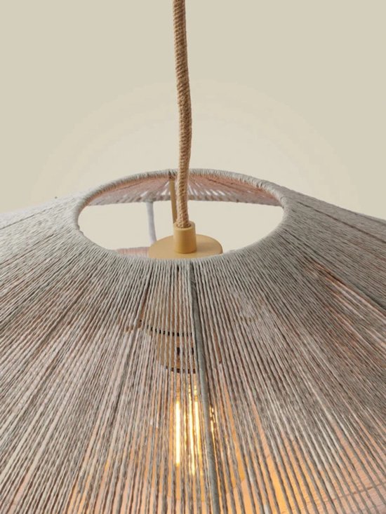 Lampenkap van beige touw met een stoffen snoer, close-up.