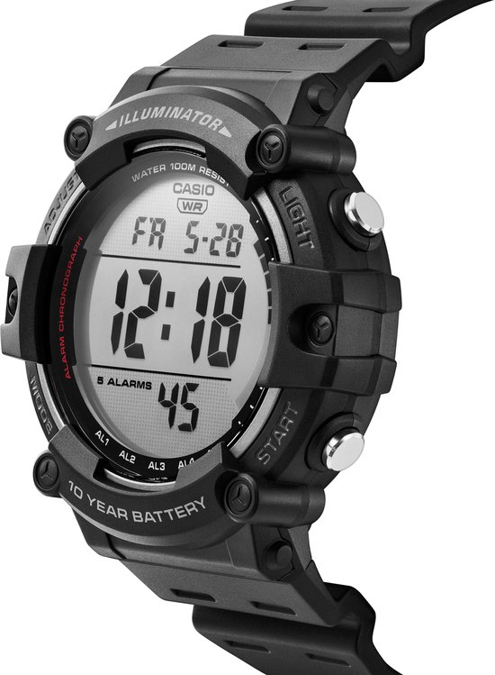 Zwart Casio digitaal horloge met illuminator, 100m waterbestendig, datum FR 5-28 en 5 alarmen.