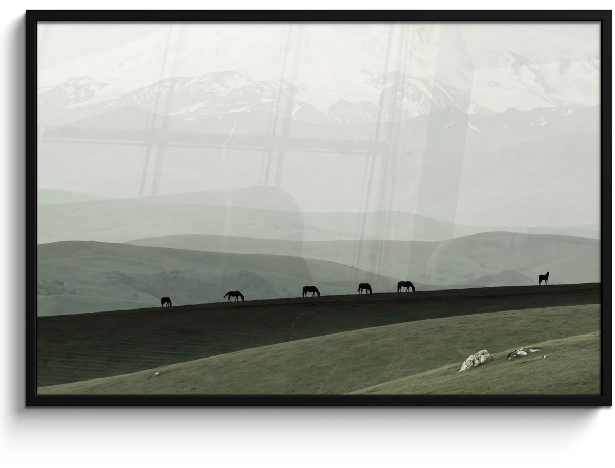 FrameYourWall Poster in lijst - Fotolijst 120x80 cm - Posters - Grijs - Berg - Paarden - Posterlijst zwart - Decoratie - Wanddecoratie woonkamer - Muurdecoratie slaapkamer