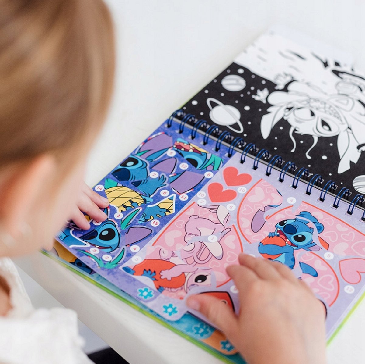 Disney Stitch sticker puzzelboek vakantieboek Totum - doeboek stickeren op nummer | educatief speelgoed meisjes en jongens vanaf 3 jaar sticker by number 25-delig cadeautip — afbeelding 13