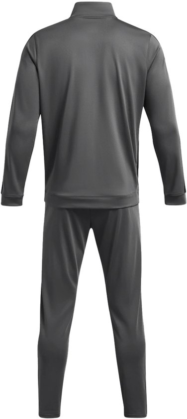 Rug van man met grijze trainingsset: jack met zwarte strepen en broek met zwarte strepen.