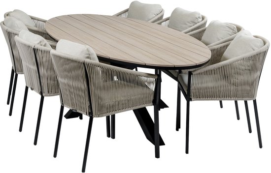 Ovale tuintafel met 8 beige touwstoelen met kussens. Zwart X-poot tafelonderstel.