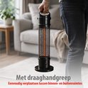 Een persoon houdt een zwarte staande infrarood heater vast met een draaggreep. Tekst: 'Met draaghandgreep'.