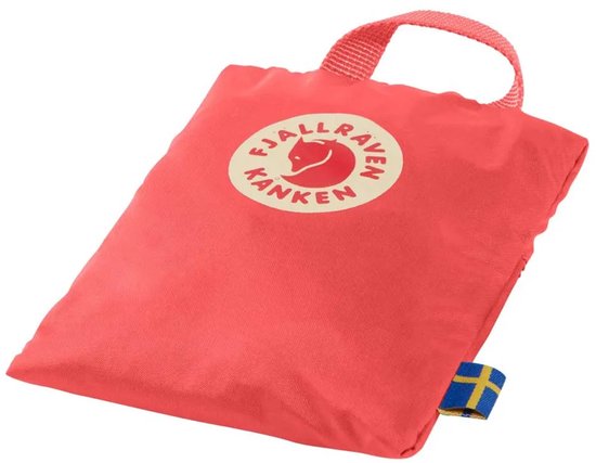 Koraalrode regenhoes met draaglus en Scandinavische vlagpatch.