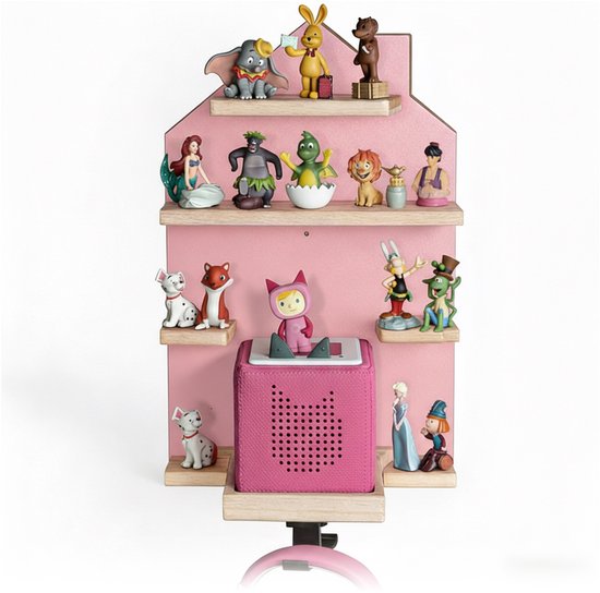 Roze huisvormig wandrek met houten planken. Met poppen van Dumbo, een konijn, beer, zeemeermin, monster, draak, leeuw, boer, katten, vos, konijn, kikker en Elsa met tovenares.