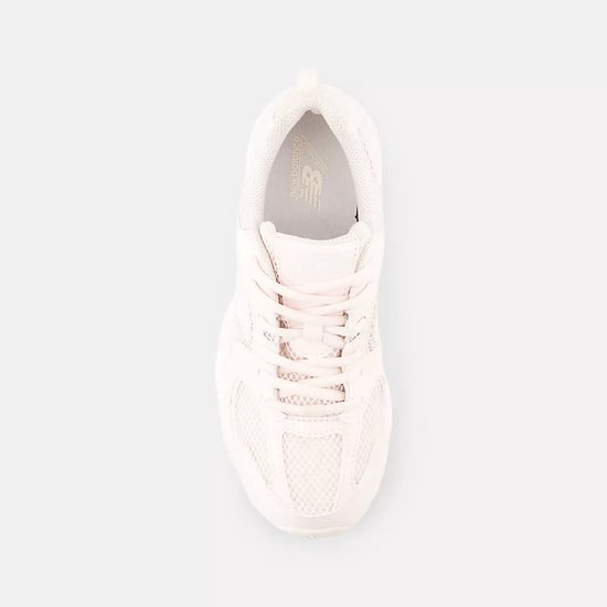 Lichtroze New Balance sneaker van bovenaf gezien, met veters en mesh.